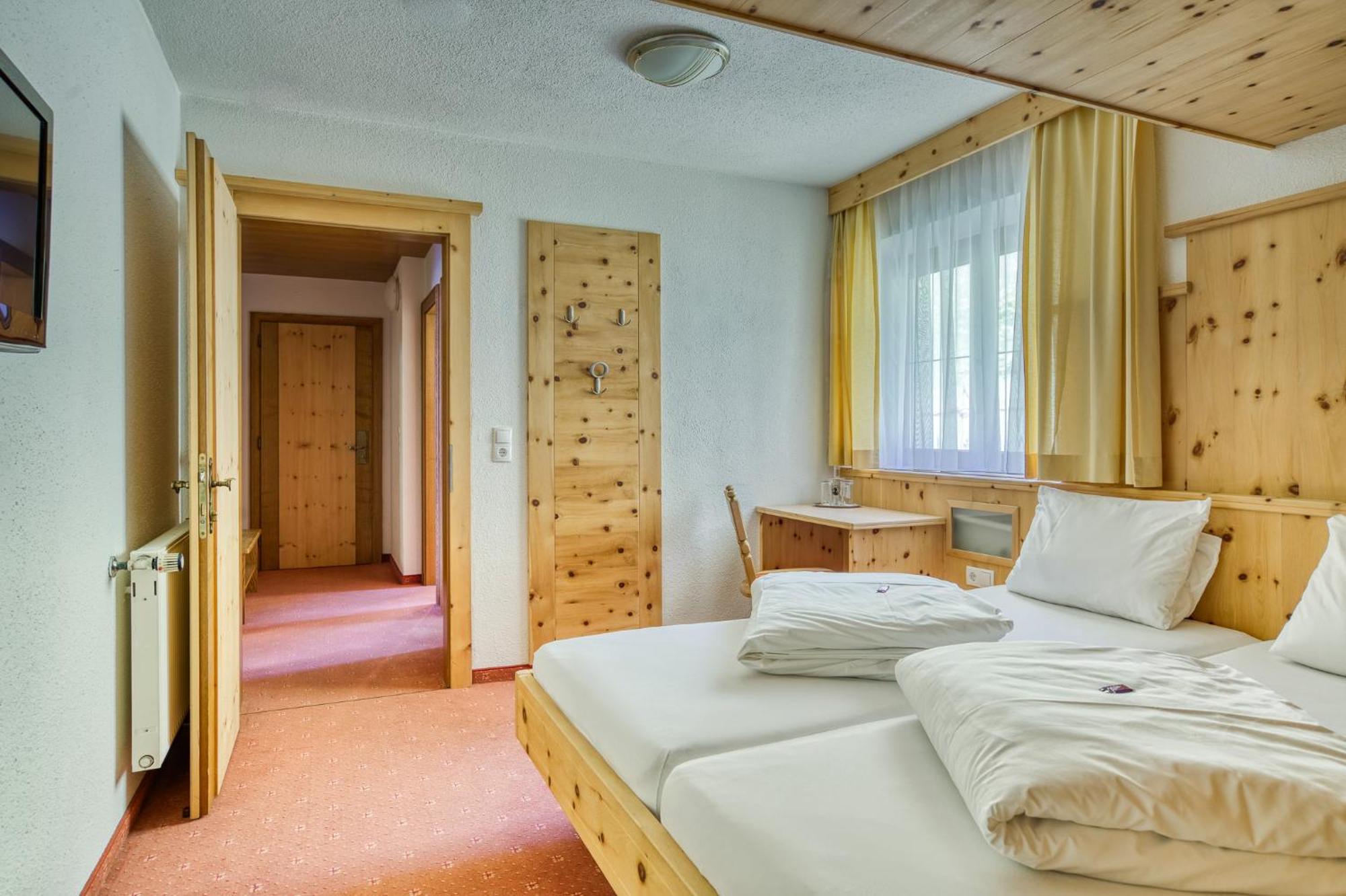 Hotel Jaegerhof Oetz Kamer foto